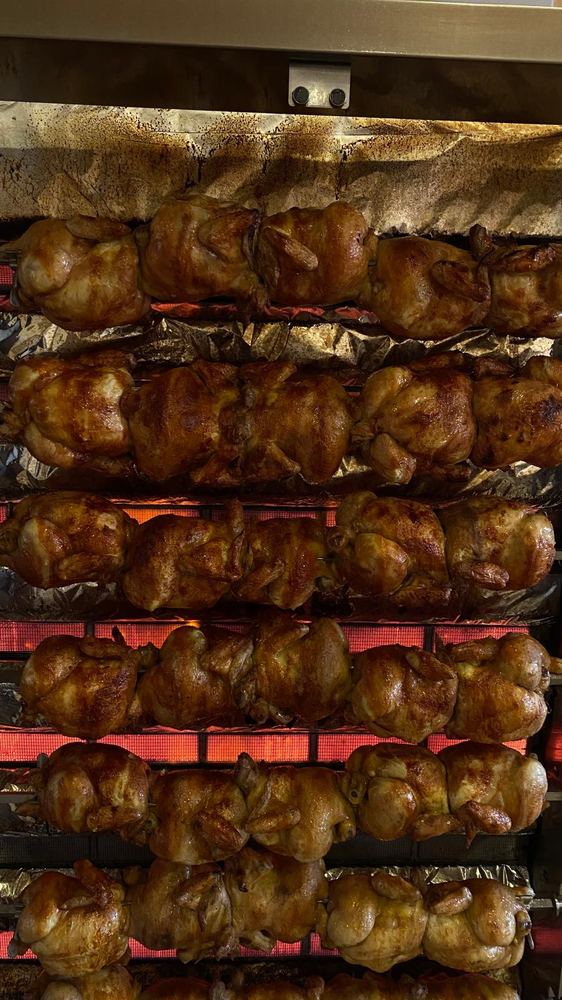 Pollos asándose en la brasa de Pollos Arroyo