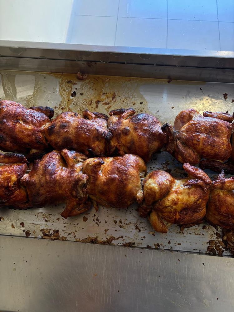 Espetón de pollos asados recién hechos