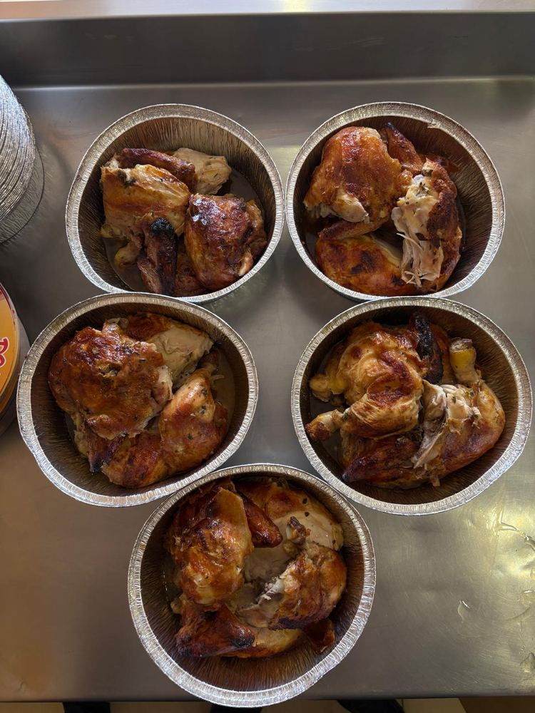Raciones de pollo listas para llevar en bandejas